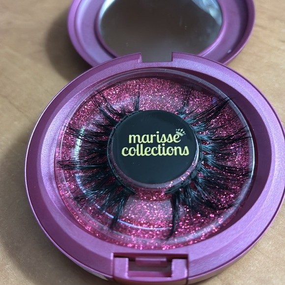 PLEASE LIKE TO JOIN THE FALSE LASHES LIVE SHOW November 14 @7:29 pm🇨🇦 - Picture 2 of 6